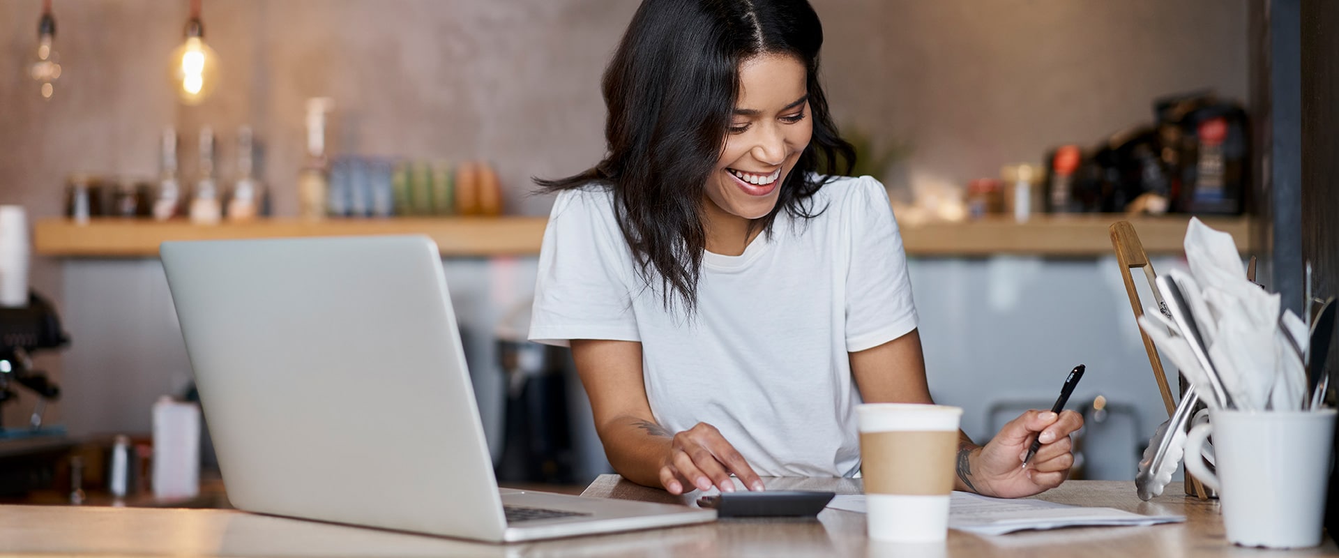 Mulher fazendo a gestão do seu negócio com MarketUP