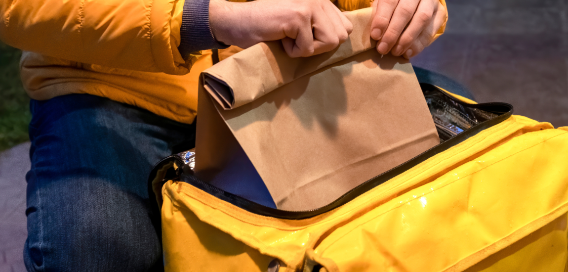 Pedir comida em casa ou no trabalho virou habito de muitos brasileiros, hoje ter um atendimento fisico não é tão necessário para alguns tipos de serviços. Pensando nisso separamos 5 dicas para melhorar seu atendimento delivery e fidelizar mais clientes.