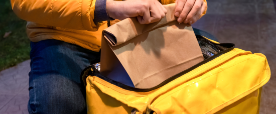 Pedir comida em casa ou no trabalho virou habito de muitos brasileiros, hoje ter um atendimento fisico não é tão necessário para alguns tipos de serviços. Pensando nisso separamos 5 dicas para melhorar seu atendimento delivery e fidelizar mais clientes.